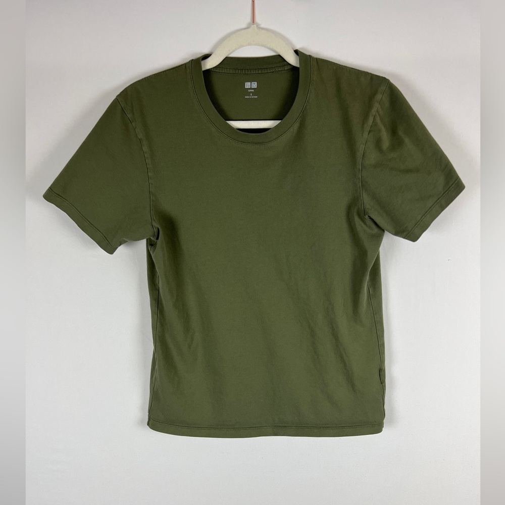 Uniqlo Green Short Sleeve Supima Tee - Small